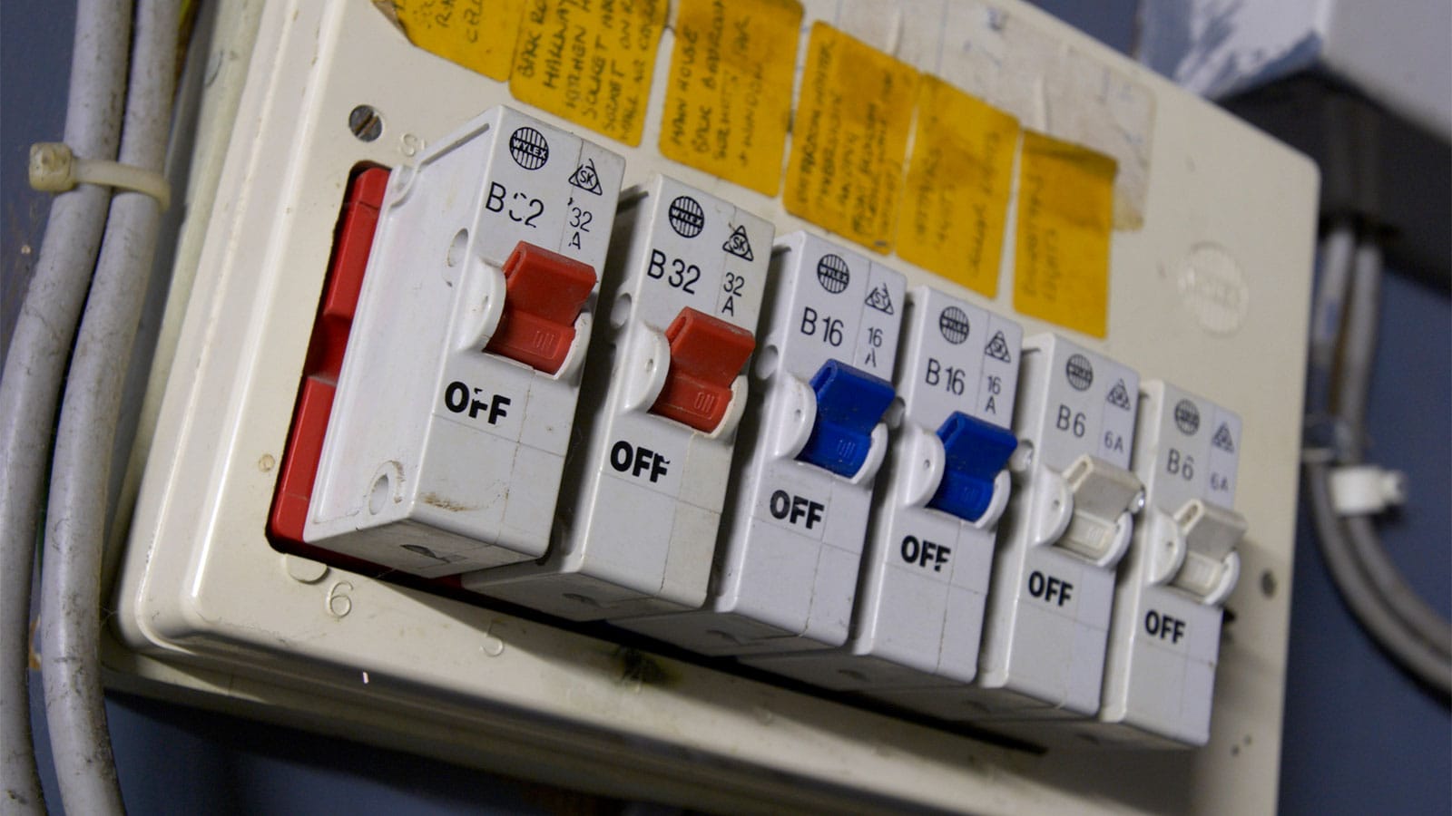 What Is The Difference Between A Circuit Breaker And A Safety Switch